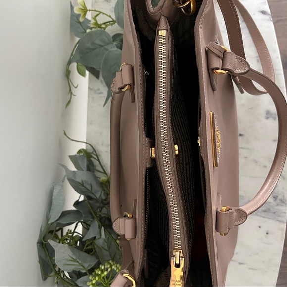 🤎 Prada Saffiano Lux Leather Small tote bag - Picture 9 of 15